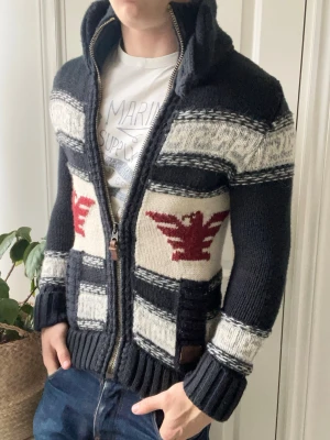 Superdry cardigan stickad  - Superdry cardigan stickad, väldigt unik inte minst sagt. Inga defekter! Modellen i bilderna är 180 cm 75 kg och bär Storlek S , Kom med frågor! 🌟 (Kan gå ned i pris vid köp av paket 😉) 