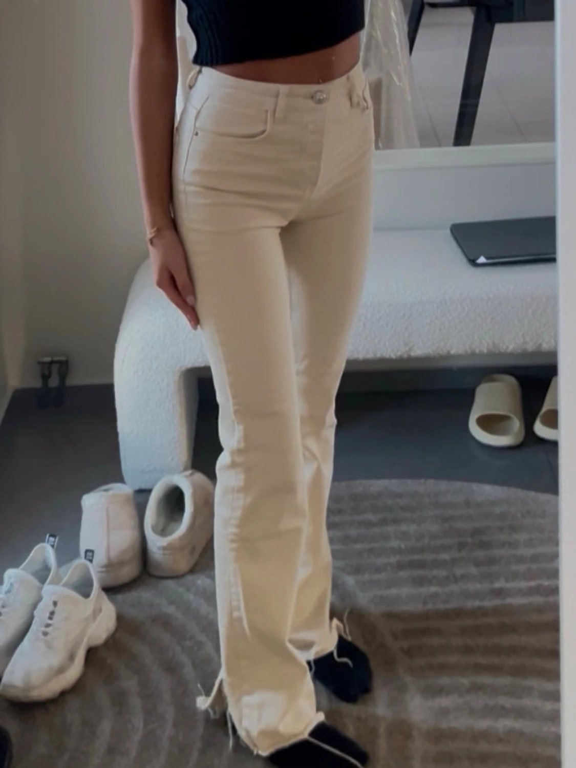 Beiga raka jeans med rå kant - 1