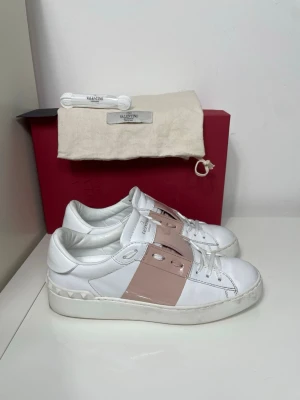 Rosa Valentino Open skor  - Säljer nu desssa Rosa Valentino Open skor, skriv för fler bilder/frågor🙌🏼 