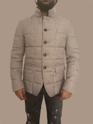 Quiltad pufferjacka med knappar - Stilren quiltad pufferjacka med hög krage i nytt skick. Perfekt för kalla vinterdagar. Köpt för 1699kr—> säljs för 1299kr✅Kond - 10/10 - storlek S 