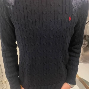 Ralph Lauren Kabelstickad - Säljer nu denna väldigt fina tröja då den inte kommer till användning. Storlek XL men passar M ( då det är barnstorlek) . Nypris 2300. Vid fler frågor och funderingar tveka inte på att höra av dig