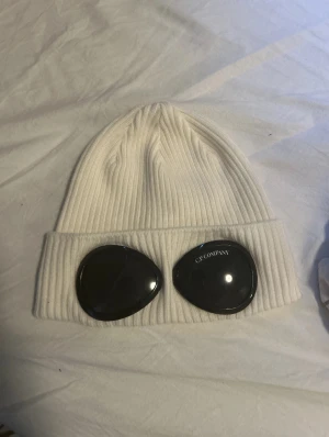 Vit cp company mössa - Hej nu säljer jag min helt nya co company mössa då jag inte gillar den. Helt ny har bara testat den en gång ny pris 1600 mitt pris 700 hör av er vid mer frågor!