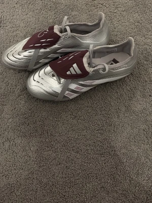 Adidas predator - Används 1 gång. Strl 39 1/3