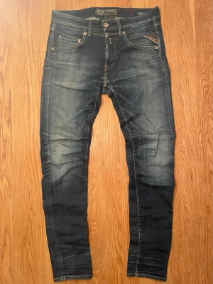 Selvedge Replay jeans - Ett par sällsynta selvedge jeans från Replay med snygga slitningar och tvättade detaljer. Slim tapered passform i strl W29 L32. Jeansen har inga defekter.