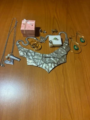 Mix av smycken  - Priset kan diskuteras vid snabb affär 