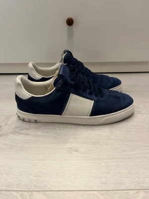 Valentino flycrew royalblue  - Hej! Säljer dessa sjukt snygga flycrews//fint sick//fråga gärna! 