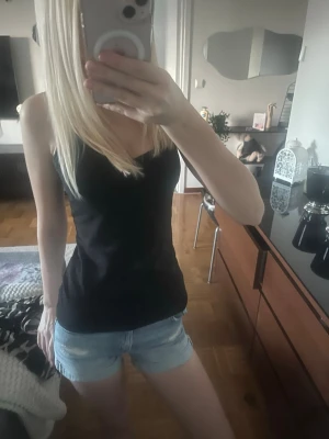 Jeansshorts  - Storlek 146 men skulle säga xxs. Köptes för många år sen så tror inte den säljs längre. 