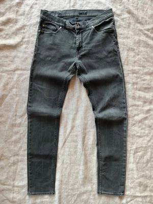 Svarta tvättade Tiger of Sweden jeans, 32/34 - Svarta tvättade Tiger of Sweden jeans i modellen Evolve Inga defekter Hör av er vid frågor eller förhandling!
