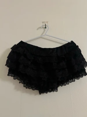 En fin byxor kjol väldigt fin -  Det är en kort kjol som är från SHEIN och jag har inte haft den väldigt länge utan jag hade den bara på halloween