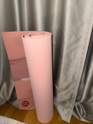 Rosa yogamatta från Lululemon - Säljer den stora versionen av Lululemon blush blend pink yogamatta i storlek 213 cm x 71 cm. Mattan har en mjuk och greppvänlig yta, perfekt för yoga eller träning hemma. Nypris är 1.280kr  