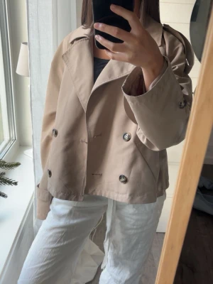 Kort Trench - En supersnygg kort trenchcoat från vero Moda🍋🌊🤍 använd ca 2 gånger