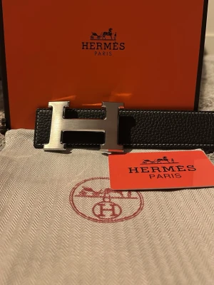 Bälte  - 9/10 skick, allt på bilden medföljer köp. 105cm långt. Skriv för mer bilder, plick tog bort annonsen när jag använde fler bilder. Hör av er vid minsta lilla🙏