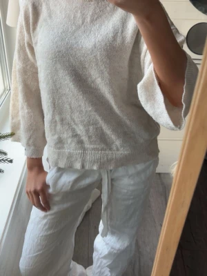 Stickad med kortare ärmar - Supersnygg stickad tröja med kortare ärmar🍋🌊🤍