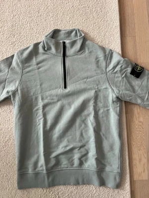 Stone Island 1/4 Quarter Zip Sweatshirt - Bra skick. Strl M