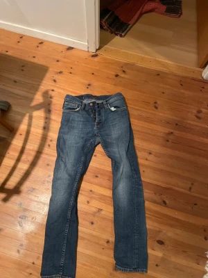 Nudie jeans - Nudie jeans grim Tim W30/L30, tidigare lagade av nudie I skrevet i deras egna butik.