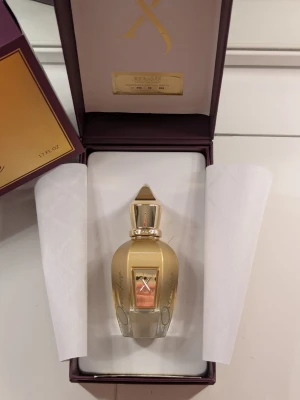 Xerjoff Uden Overdose parfym 50ml - Xerjoff Uden Overdose Exklusiv niche-parfym från Shooting Stars kollektionen Fräsch och varm doft med citrus, kaffe och amber Mycket bra hållbarhet och unik karaktär Nypris: 2800 kr Säljer för: 1600 Full presentation (DM) Går att diskutera pris.