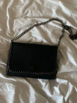 Svart kedjeaxelväska  - Lite rostig och sliten men annars jätte fin💗