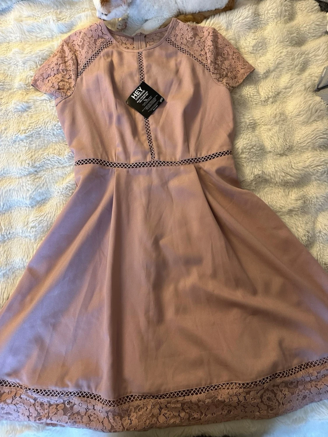 Ljusrosa spetsklänning