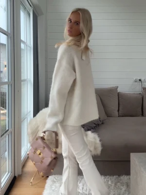 Stickad tröja  - Vit tröja i alpackamix. Använd en gång. Nypris 799kr. Bra skick. Så snygg till sommaren och sååå mjuk💕💕