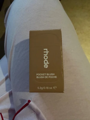 Rhode Pocket Blush Toasted Teddy - Rhode Pocket Blush i nyansen Toasted Teddy är ett rouge i en varm, bruntonad färg. Förpackningen är kompakt och smidig att ta med sig. Innehåller 5,3g produkt och har en modern, stilren design med tydlig märkning. Perfekt för att ge kinderna en naturlig glow.