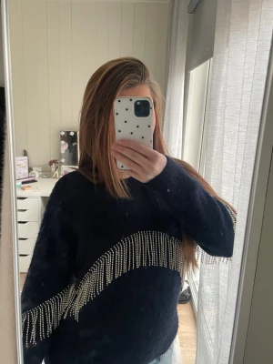 Mörkblå stickad tröja från & other stories - Säljer en mörkblå stickad tröja från other&stories, skriv om ni har några frågor💕