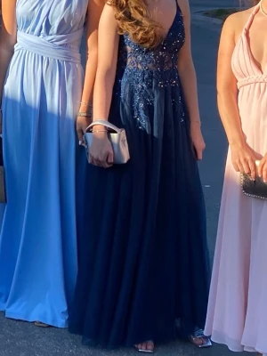 Marinblå långklänning/ balklänning  - Säljer min så fina balklänning💙den är hellång på mig som är 162 och har en slits fram! Den är sydd efter mina mått vilket motsvarar xs/32! Den är endast använd en gång och därför i väldigt bra skick! Fler och mer detaljerade bilder går att få vid intresse! Pris kan diskuteras vid snabb affär!