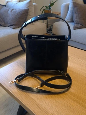 Väska från Kappahl  - Endast använd en gång. Nypris är 399 kr.