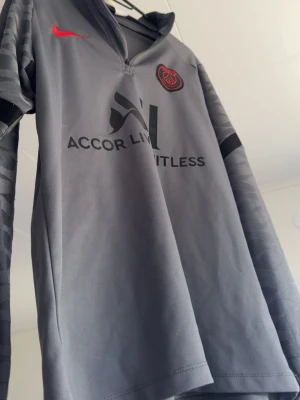 Psg tracksuit  - Säljer nu en snygg tracksuit överdel som både går att träna i och väldigt snygg att ha på sig till ett par jeans tex pris går att diskutera vid snabb och smidig affär 