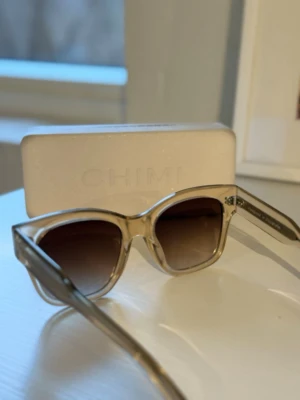 Chimi glasögon 07 ecru  - Snygga solglasögon från CHIMI, 07 ecru. Köpt i april 2023. Inte använda så mycket💘nypris: 1400 kr. Jag har kvar lådan som den kom i. 