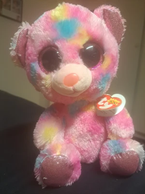 Ty Beanie Boo Franky mjukisdjur - Säljer ett färgglatt mjukisdjur från Ty Beanie Boo's Collection, modellen Franky. Gosedjuret har mjuk päls i rosa, blått, gult och vitt samt glittriga tassar. Perfekt för dig som gillar samlarprylar eller vill ha en söt inredningsdetalj.