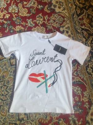 Saint Laurent ”No smoking” t shirt  - Tja! Säljer denna feta YSL t shirten! Perfekt nu inför sommaren och har en najs passform, vid frågor eller liknande kontakta mig!