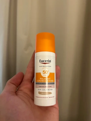 Tinted suncream - tinted, 50+ Spf, helt ny