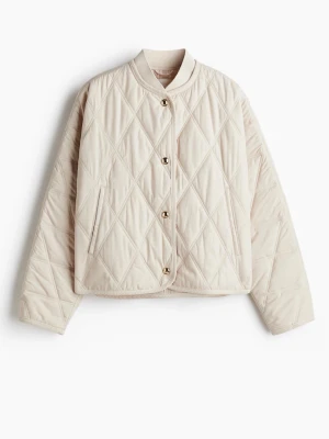 Beige quiltad vindjacka med knappar - Snygg beige vindjacka med quiltat mönster och guldfärgade knappar framtill. Jackan har en boxy passform, ribbad krage och diskreta sidofickor. Perfekt för lager-på-lager och ger en clean look. Materialet är lätt och känns mjukt. Endast använd 1 gång märkte sen att det inte riktigt var min stil. Köpt för 449kr.