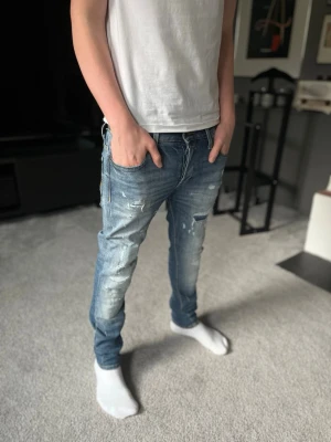 Blå slitna jeans från Jack & Jones - Säljer dessa feta samt unika Jack&Jones jeans med slitningar🍃|Storlek 31/32| Pris diskuterbart✨