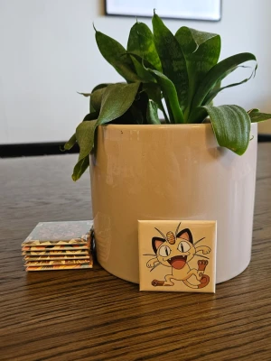 Meowth kylskåpsmagnet  - 50x50mm  Instagram: magnet.man_