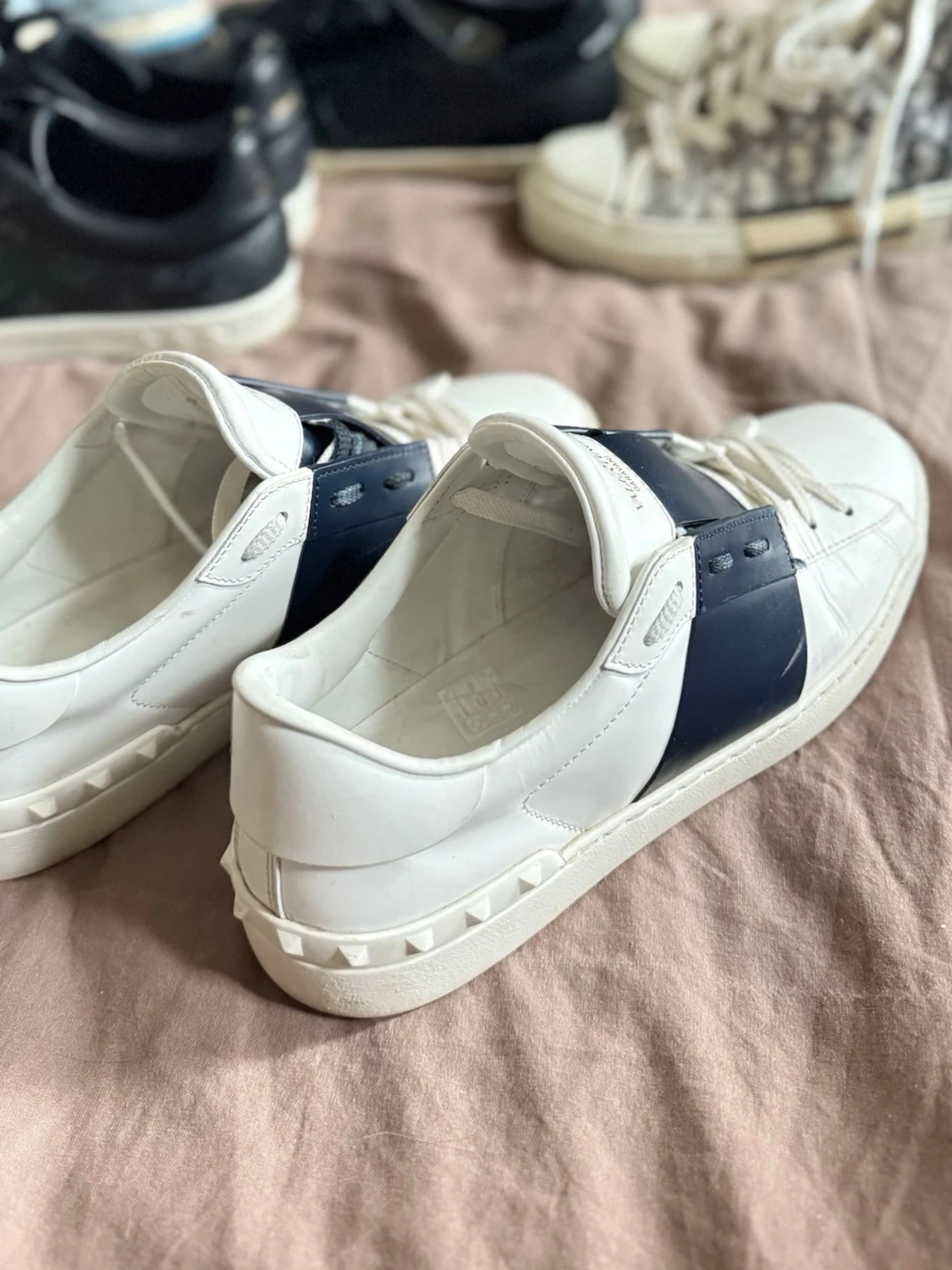 Valentino vita sneakers med blå detalj
