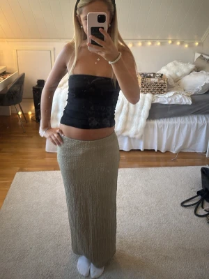 Lång kjol - Kappahl  - Trendig beige långkjol från Kappahl i ett snyggt, unikt tyg. Har en slits där bak. Fått i present förra sommaren och aldrig använd därför kvitto finns kvar 💕nypris är 300 kr och säljer för halva. Passar många storlekar tack vare dess stretchiga form 