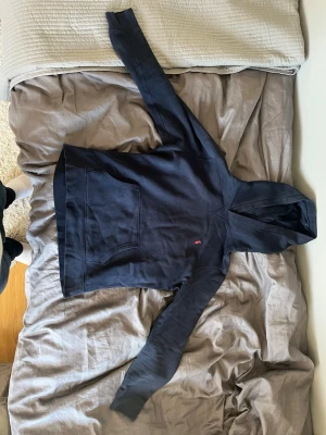 Mörkblå hoodie från Ralph Lauren - Snygg mörkblå hoodie från Ralph Lauren med klassisk huva och känguruficka framtill. Liten röd broderad logga på bröstet. Perfekt för en avslappnad och stilren look. Storleken är 176 i barn vilket jag skulle säga är XS/S i vuxenstorlekar. 