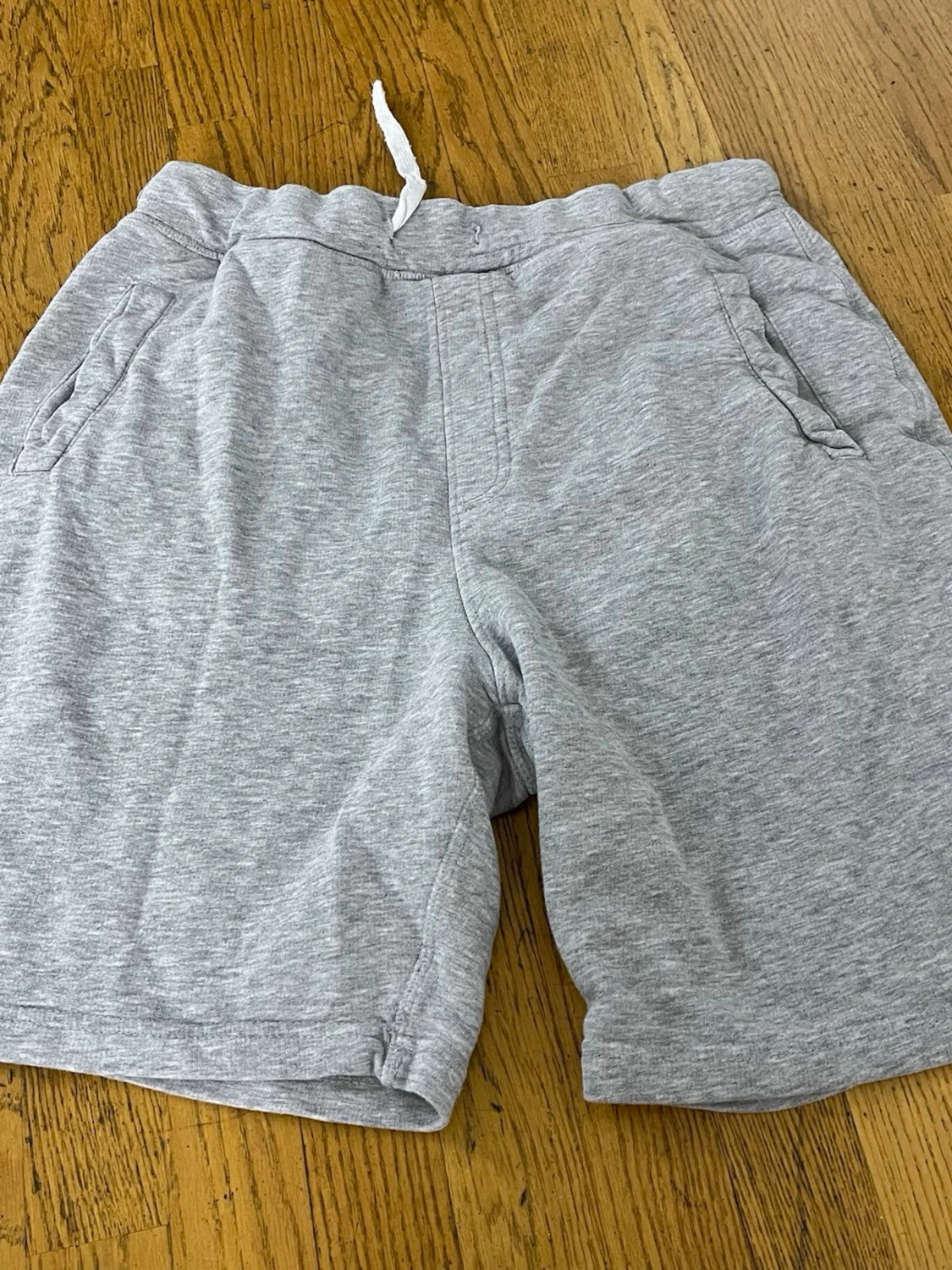 Grå sweatshorts med snörning