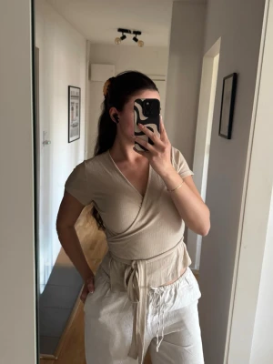 Topp NAKD - Jätte mysig topp från NAKD, använd fåtal gånger och är i superbra skick 🌸