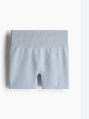 Ljusblå seamless biker shorts - Säljer ett par ljusblå seamless biker shorts med hög midja och ribbad linning. Materialet är stretchigt och mjukt, perfekt för träning eller chill. Snygg scrunch-detalj bak för extra passform och stil. Aldrig använt!