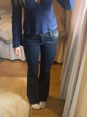 Mörkblå topp från Gina Tricot  - Säljer denna snygga mörkblåa topp från Gina Tricot. 💕