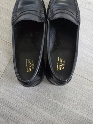 Svarta Weejuns loafers i läder - Klassiska svarta loafers från Weejuns. Storlek 39