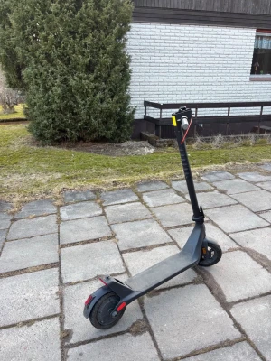Xiaomi elsparkcykel - Hej, säljer denna elsparkcykel från Xiaomi av modellen 4 lite gen 2, haft i 2 år och skiner är väldigt bra, har knappas andvända den, lite skitig men försvinner om man spolar av den, köptes för 4000 och kommer sälja den för 2199 men kan gå ner i pris vid snabb affär, laddare medföljer. Finns att hämta i Kristinehamn