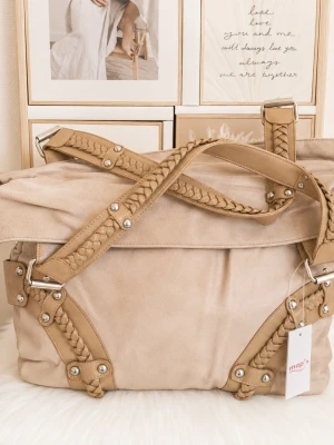 Y2K beige baguetteväska – boho chic shoulder bag - Supertrendig baguetteväska i beige/nude ton med flätade detaljer och silverdetaljer ✨ Perfekt Y2K / boho chic vibe som passar till jeans, klänningar, citylooks och vardag 🤍 ✔ Rymlig & elegant modell ✔ Dragkedja upptill ✔ Innerfack + extra fickor ✔ Bekväma axelhandtag ✔ Flätade detaljer & silverdetaljer ✔ Lätt att matcha med outfits 📏 Mått: ca 35 × 23 × 9 cm 📏 Höjd inkl. handtag: ca 51 cm Perfekt för mobil, plånbok, smink och allt du behöver ✨ Ny med prislapp 🌸