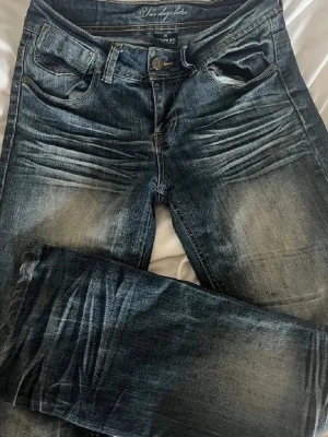 Mörkblå bootcut jeans - Storlek 38 men passar mer som S då de är små i storlek, använt fåtal ggr🥰