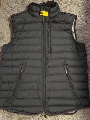 Parajumpers väst M - En parajumpers väst i storlek M köpt på Johnells.       Använd typ 3 gånger så i princip helt ny, säljer för jag rensar garderoben 🧳