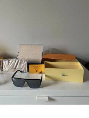 Lv solglasögon  - Heltt nya finns flera stycken. Fodral ingår, certifikat och duk, hör av er.