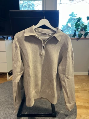 Beige halvzip tröja från Dobber storlek M - Snygg beige half-zip tröja i storlek M. Tröjan är endast använd ett fåtal gånger då den inte passar mig. Tröjan är från märket Dobber. Hör av dig vid fler frågor! Pris kan diskuteras.