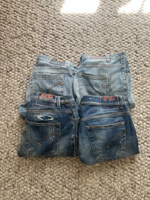4 par dondups för 500kr - Dondup-jeans säljes –4 par Överst höger: Dondup Brighton, strl 33 Nederst höger: Dondup Ritchie, strl 34 Överst vänster: Dondup, modell okänd, strl 33 Nederst vänster: Dondup Brighton, strl 32 200 kr/st, eller alla fyra för 500 kr. Perfekt för reselling! Skriv vid fler frågor eller funderingar